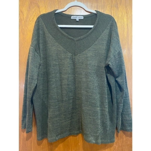 ABSOLUTELY Famous Sweater - Picture 1 of 11